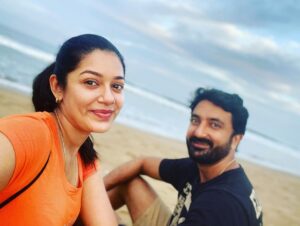Chaya Singh Instagram - Seizing the fleeting moment❤️
#sunsetphotography #saturdayvibes #happyweekend #meltingsun #couplegoals #beach #togetherforever #loveu