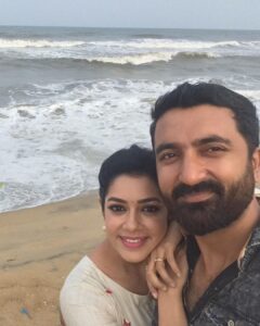 Chaya Singh Instagram - The most memorable moments in life are the ones u never planned🥰
#run #runserial #suntv #vikatan #suntvserial #beach #romantic #soulmate #together #wonderfulevening #walkonbeach #couplegoals #realcouple #memorablemoments #unplanned