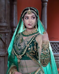 Chaya Singh Instagram - 💚👑

Outfit: @ki.ruban.ra.j.s 
Styling: @kirubanrajselvam & @meenasivakumar_1224 
Photorapher: @sathyaphotography3 
Makeover: @kalaiartistry 
Hair: @vanitha_makeover 
Location: @elementsoneastcoast 
Jewellery: @fineshinejewels