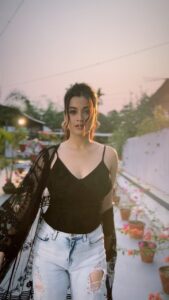 Darshana Banik Instagram - Follow the light 🖤

#reels #reelsinstagram #reelitfeelit #trending #music #heart #fusion #instagood
