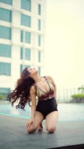 Darshana Banik Instagram - Floating into summer like...

#summer #summervibes #fashion #swimsuit #monokini #reelsinstagram #reels #reelitfeelit