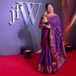 Deepa venkat Instagram - @imdeepavenkat mam receiving her 3rd #jfwmovieaward for “Nandini @aishwaryaraibachchan_arb” from #ponniyinselvan Very proud moment to all of us at @vrfbrand Congratulations Mam 🎉 Very well deserved Styled by @bhavyasundar Costume @thepallushop HMU @lakmesalon_kknagar #deepavenkat #nandhini #ponniyinselvan #ps1 #voiceartist #dubbingartist #kollywood #tamilcinema Chennai Trade Centre