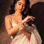 Deepti Sati Instagram - ✨Chaand 🌙✨ Photography : @sbk_shuhaib Styling : @amritha_lakshmi___ @styledby_al_ Mua : @rizwan_themakeupboy Jewellery : @meralda.jewels Costume : @padmanidhi_the_blouse_boutiqu