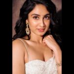 Deepti Sati Instagram - ✨Chaand 🌙✨ Eid Mubarak Photography : @sbk_shuhaib Styling : @amritha_lakshmi___ @styledby_al_ Mua : @rizwan_themakeupboy Jewellery : @meralda.jewels Costume : @padmanidhi_the_blouse_boutiqu