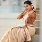 Dharsha Gupta Instagram - 🤍May the new year bring you success in all your endeavours and may your dreams and aspirations come true. Happy Vishu!🤍 🤍കണിക്കൊന്നപോലെ നിങ്ങളുടെ ജീവിതം തിളങ്ങി നില്‍ക്കട്ടെ. വിഷു ആശംസകള്‍🤍 M&H- @dollupmakeover_artistry Jewelry- @made_for_hers Saree & blouse- @kerala_bygone_fashion Pic- @dhanush__photography