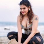 Dharsha Gupta Instagram - ❤️இந்த வாழ்க்கையில் ஒரே ஒரு மகிழ்ச்சி மட்டுமே உள்ளது, நேசிப்பதற்கும் நேசிக்கப்படுவதற்கும்❤️ Pic- @sathish_photography49
