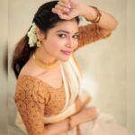 Dharsha Gupta Instagram - 🤍May the new year bring you success in all your endeavours and may your dreams and aspirations come true. Happy Vishu!🤍 🤍കണിക്കൊന്നപോലെ നിങ്ങളുടെ ജീവിതം തിളങ്ങി നില്‍ക്കട്ടെ. വിഷു ആശംസകള്‍🤍 M&H- @dollupmakeover_artistry Jewelry- @made_for_hers Saree & blouse- @kerala_bygone_fashion Pic- @dhanush__photography