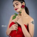 Dharsha Gupta Instagram – 🌹❤️Love and a red rose can’t be hid❤️🌹
M&H- @murugeshmakeup_hair 
Costume- @sudhassignaturestudio 
Styled by- @sharmi_nandha 
Pic- @sathish_photography49 
Location- @arangaa.space