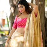 Dharsha Gupta Instagram - 💗அன்புடன் பேசுங்கள் அது உங்களை அழகாக்கும்💗 M&H- @murugeshmakeup_hair Costume- @sudhassignaturestudio Pic- @_niki_photographyy