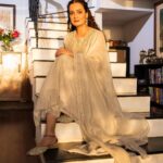 Dia Mirza Instagram - Eid Mubarak 🌙✨ The last image is with my chaand ka tudka 😍🐯 #SunsetKeDivane Outfit @tillabyaratrikdevvarman Earrings @mahesh_notandass Footwear @fizzygoblet Make up @myrra_makeup_art Hair @vithikajaiswal Styled by @theiatekchandaney Photos by @rishabhkphotography Bandra World of Storytellers