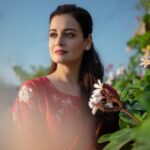 Dia Mirza Instagram - Nothing like red and green to drive away #MondayBlues 🦋 Outfit @vaayuclothing ❤️ Styled by @theiatekchandaney Photos by @rishabhkphotography Hair by @hairbysanjanag #MammaAtWork #OOTD #SustainableFashion #VocalForLocal #MadeInIndia Bandra World of Storytellers