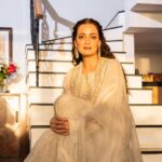 Dia Mirza Instagram - Eid Mubarak 🌙✨ The last image is with my chaand ka tudka 😍🐯 #SunsetKeDivane Outfit @tillabyaratrikdevvarman Earrings @mahesh_notandass Footwear @fizzygoblet Make up @myrra_makeup_art Hair @vithikajaiswal Styled by @theiatekchandaney Photos by @rishabhkphotography Bandra World of Storytellers
