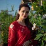 Dia Mirza Instagram - Nothing like red and green to drive away #MondayBlues 🦋 Outfit @vaayuclothing ❤️ Styled by @theiatekchandaney Photos by @rishabhkphotography Hair by @hairbysanjanag #MammaAtWork #OOTD #SustainableFashion #VocalForLocal #MadeInIndia Bandra World of Storytellers