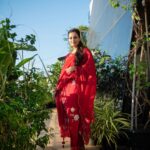 Dia Mirza Instagram - Nothing like red and green to drive away #MondayBlues 🦋 Outfit @vaayuclothing ❤️ Styled by @theiatekchandaney Photos by @rishabhkphotography Hair by @hairbysanjanag #MammaAtWork #OOTD #SustainableFashion #VocalForLocal #MadeInIndia Bandra World of Storytellers