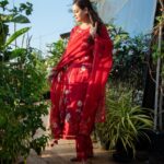 Dia Mirza Instagram - Nothing like red and green to drive away #MondayBlues 🦋 Outfit @vaayuclothing ❤️ Styled by @theiatekchandaney Photos by @rishabhkphotography Hair by @hairbysanjanag #MammaAtWork #OOTD #SustainableFashion #VocalForLocal #MadeInIndia Bandra World of Storytellers