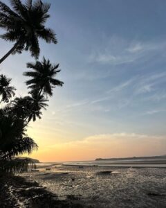 Dia Mirza Instagram - Monday mood ☀️💛🌻 #TakeMeBack @vaibhav.rekhi #SunsetKeDiVane