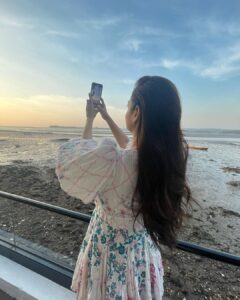 Dia Mirza Instagram - Monday mood ☀️💛🌻 #TakeMeBack @vaibhav.rekhi #SunsetKeDiVane