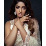 Dimple Hayathi Instagram - Believe you can and you are half way there . #dimplehayathi Clicked by - @shreyaksingh Makeup - @aruusmakeup Styled by - myself 🙈 with the help of @sandhya__sabbavarapu @manogna_gollapudi Blouse - @arka_by_divya_kanigalupula Jewellery - @theiajewellery_hyd