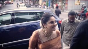 Divya Spandana Instagram - ಹತ್ತು ವರ್ಷಗಳ ನಂತರ ‘ಉತ್ತರಕಾಂಡ’ದ  ಮೂಲಕ ನಾನು ಬೆಳ್ಳಿ ಪರದೆಗೆ ಹಿಂತಿರುಗುತ್ತಿದ್ದೇನೆ. ಈ ಹಿಂದೆ ‘ರತ್ನನ್ ಪ್ರಪಂಚ’ದಲ್ಲಿ ಮಾಡೋಕಾಗ್ಲಿಲ್ಲ ಅನ್ನೋ ಬೇಸರ ಇತ್ತು. ಆದ್ರೆ ಈಗ ಅದೇ ತಂಡದ ಜೊತೆ ಸಿನೆಮಾ ಮಾಡ್ತಿರೋದು ತುಂಬಾ ಸಂತೋಷದ ವಿಚಾರ. 

ಸ್ಕ್ರಿಪ್ಟ್  ಚಿಂದಿಯಾಗಿದೆ. ಧನು, ಕಾರ್ತಿಕ್, ಯೋಗಿ ಇತ್ತೀಚಿನ ದಿನಗಳಲ್ಲಿ ನನಗೆ ಬಹಳ ಹತ್ತಿರವಾದೋರು .. ಹಾಗು ತುಂಬಾ ಆಪ್ತರು ಕೂಡ. ರೋಹಿತ್ ಪದಕಿ , ಅರವಿಂದ್ ಕಶ್ಯಪ್, ಚರಣ್ ರಾಜ್, ವಿಶ್ವಾಸ್, ದೀಪು.. ಈ ದೈತ್ಯ ಪ್ರತಿಭೆಗಳ ಜೊತೆ ಕೆಲಸ ಮಾಡಲು ಕಾಯ್ತಾ ಇದ್ದೀನಿ .. ಮುಂದಿನ ವರ್ಷದ ಆರಂಭದಲ್ಲಿ ಚಿತ್ರೀಕರಣ ಶುರುವಾಗಲಿದೆ.. ತುದಿಗಾಲಲ್ಲಿದ್ದೇನೆ! 

ನಿಮ್ಮ ಪ್ರೀತಿಗೆ ಚಿರಋಣಿ.. ಇನ್ ಮ್ಯಾಲಿಂದ ಫುಲ್ ಗುದ್ದಾಮ್ ಗುದ್ದಿ.. !

@vkiragandur @krgstudios @dhananjaya_ka @karthik_krg @yogigraj @rohit_padaki @arvindskash @charanraj27185 @dskcuts @sunayanasuresh @savioooh 

MUA @abhilasha_kulkarni 
Hair stylist  @harshasingh512 
Stylist @bhavyagowda.07 @meghanashetty2011 
@sumayadesignerstudio 
Jewellery @navrathan1954
