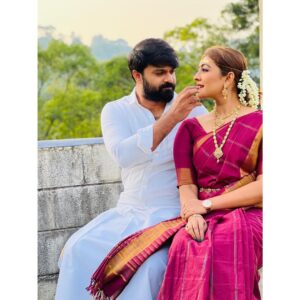 Durga Krishna Instagram - It’s a day to celebrate all the memories that we have created throughout this year.
Happy Anniversary to you my dear.💕 @arjunravindranofficial 

🧿

Thank you Duchaa @dushyanth_krishna_dk for capturing this ❤️ 
Thank you @nikhil_eventia for making this happened.