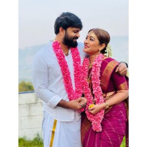 Durga Krishna Instagram - It’s a day to celebrate all the memories that we have created throughout this year.
Happy Anniversary to you my dear.💕 @arjunravindranofficial 

🧿

Thank you Duchaa @dushyanth_krishna_dk for capturing this ❤️ 
Thank you @nikhil_eventia for making this happened.