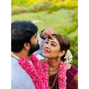 Durga Krishna Instagram - It’s a day to celebrate all the memories that we have created throughout this year.
Happy Anniversary to you my dear.💕 @arjunravindranofficial 

🧿

Thank you Duchaa @dushyanth_krishna_dk for capturing this ❤️ 
Thank you @nikhil_eventia for making this happened.