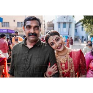 Durga Krishna Instagram - മനസ്സ് തുറന്നൊന്നു ചിരിക്കാൻ കഴിയുന്ന ഏതൊരു പെൺകുട്ടിക്കു പിന്നിലും മകളെ സ്വപ്നം കാണാൻ പഠിപ്പിച്ച ഒരച്ഛനുണ്ടാകും..

എന്നും ഈ അച്ഛന്റെ കിങ്ങിണി കുട്ടി ♥️

ഒരുപാട് സ്നേഹം 🙏🏻

Thank @coconut.weddings for capturing this love..