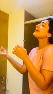Durga Krishna Instagram - തൊടുപുഴ ന്യൂ മാൻസ് കോളേജിൽ ഇന്ന് (26/07/22) വരുന്ന കുടുക്ക് 2025 ടീമിലെ ഈ അനുഗ്രഹീത ഗായികയെ ആരും തിരിച്ചറിയാതെ പോകരുത്. ബാത്രൂം സിങ്ങർ എന്ന് അവകാശപ്പെടുന്ന എല്ലാ മ്യൂസിക് ലവേഴ്‌സിനും ഇത് സമർപ്പിക്കുന്നു 😊🙏

#BathRoomSinger #NewMansCollege @kudukku2025_movie @durgakrishnaartist @s.v.krishnasankar @bilahari_experiments @newmancollegeofficial