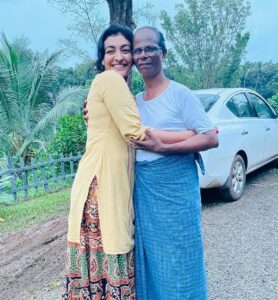 Durga Krishna Instagram - സംസ്ഥാന ചലച്ചിത്ര പുരസ്‌ക്കാര ജേതാക്കൾക്ക് അഭിനന്ദനങ്ങൾ. പുരസ്ക്കാരം കിട്ടിയ സിനിമകളും അഭിനേതാക്കളും സാങ്കേതിക പ്രവർത്തകരും നൂറു ശതമാനം അർഹതയുള്ളവർ തന്നെയാണ്. ഉടൽ എന്ന ഞങ്ങളുടെ ചിത്രം അവാർഡിന് മത്സരിച്ചിരുന്ന വിവരം സത്യത്തിൽ ഞാൻ അറിഞ്ഞിരുന്നില്ല. അതിനാൽ പ്രതീക്ഷകളുടെ അമിതഭാരം ഉണ്ടായിരുന്നില്ല. പക്ഷെ എന്റെ ചാച്ചന് (ഇന്ദ്രൻസ് ചേട്ടന്) ഒരു പുരസ്ക്കാരം ലഭിക്കുമെന്ന് പ്രതീക്ഷിച്ചിരുന്നു. അത് കിട്ടാത്തതിൽ സ്വാഭാവികമായും നിരാശയുണ്ട്. അതിന്റെ കാര്യകാരണങ്ങളിലേക്ക് കടക്കുന്നില്ല, എനിക്ക് അറിയില്ല. മറ്റു  ചിത്രങ്ങളെ പോലെ ഹോം ഒരു നല്ല ചിത്രമായിരുന്നു. ഞങ്ങളുടെ ഉടലും. രണ്ടിലും ഇന്ദ്രൻസ് ചേട്ടന്റെ അസാമാന്യ പ്രകടനവും ആയിരുന്നു. ഈ ചിത്രങ്ങളുടെ വിജയം തന്നെയാണ് ശരിക്കുമുള്ള പുരസ്ക്കാരം.
@actorindrans 🤝