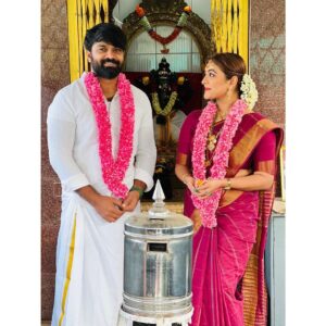 Durga Krishna Instagram - It’s a day to celebrate all the memories that we have created throughout this year.
Happy Anniversary to you my dear.💕 @arjunravindranofficial 

🧿

Thank you Duchaa @dushyanth_krishna_dk for capturing this ❤️ 
Thank you @nikhil_eventia for making this happened.