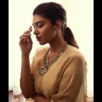Dushara Vijayan Instagram - Shot by : @vinothdk Jewellery : @nacjewellers Hairstylist : @puii_c_ammy #kazhuvethimoorkkan promotions