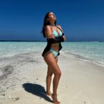 Elena Roxana Maria Fernandes Instagram - Sea-la-vie! . . . . #umeshjivnani #umeshjivnaniluxuryjewels #sealavie #seaside #pose #beauty #pretty #sky #blue #beach #sand #shine #sunkissed #paradise #heaven #beautiful #bodypositive #positivity #glam #glow #ootd #travel #traveldiaries