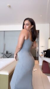 Elena Roxana Maria Fernandes Instagram - My forever go to comfy dress @skims 

#skims #greydress #fitteddress #naturalbeauty #curves #trending #skimsdress #reels #reelitfeelit #reelkarofeelkaro