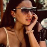 Elena Roxana Maria Fernandes Instagram - I see you looking at me. . . . . . Sunglasses @blakekuwahara @goodsagency Hair tie: @champohaircare @acqua_creative Earrings: @kennethjaylane . . . #see #look #looking #you #sunglasses #accessories #smile #face #pose #happy #happiness #beauty #beautiful #pretty #glam #glow #makeup #travel #traveldiaries #wait #beautifulday #outfit #ootd #outfitoftheday