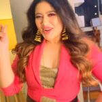 Ena Saha Instagram - Grown up listening n dancing to this evergreen song ❤️ Make up & Styling @beardwali #nostalgia #tollywood #enasaha #actorslife #reels #reelsinstagram #fashion #makeup #pink #partywear #kolkatarosogolla #explorepage #explore