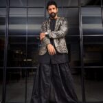 Farhan Akhtar Instagram - What a pleasure it was to be part of the opening of Mumbai’s biggest and grandest cultural centre, the @nmacc.india Congratulations to Nita Ambani and the Ambani family on creating a gold standard space for art and culture to be showcased. Also a huge shout out to the curators and creators of the incredible ‘India in fashion’ exhibit. Stunning work. And finally thank you @divyakdsouza @urvashikaur @aprajitatoorofficial @fusionandfashion07 @swapnil_pathare for putting together my look for the evening. ♥️ Images by @asusualunusual
