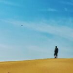 Farhan Akhtar Instagram - Searching for gold #locationscout #jeelezaraa #rajasthan Image @ozajay