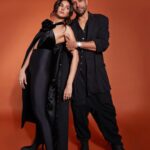 Farhan Akhtar Instagram - Stylin’ it up with @shibaniakhtar for the #htstyleawards .. #blackisbeautiful @htcity @hindustantimes Thanks @saurabhbhatkar @swapnil_pathare Images @tanvivoraphotography ♥️