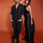Farhan Akhtar Instagram - Stylin’ it up with @shibaniakhtar for the #htstyleawards .. #blackisbeautiful @htcity @hindustantimes Thanks @saurabhbhatkar @swapnil_pathare Images @tanvivoraphotography ♥️
