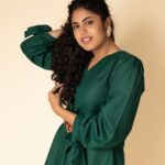 Faria Abdullah Instagram - Green is the new black 🐸 Styled by @officialanahita Outfit: @notchabovecreations Pic: @pranav.foto