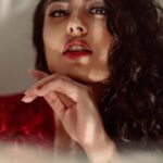 Faria Abdullah Instagram - The outfit I wore vs the pictures we took 😎 Styled by @tee_j_famouscrew 📷 @arunprasath_photography #Chennai