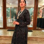 Gauahar Khan Instagram - 🖤 Outfit : @stotram.shop Jewellery : @chaulazheritagejewellery Styled : @devs213 Assisted by @krutikaa_sharma Mumbai, Maharashtra