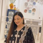 Gauahar Khan Instagram - Aur woh samjhe nahi ye , khamoshi kya cheez hai !!!!!! 🖤 Outfit : @shopmulmul 🌸 #reelsinstagram #eid2023 #momtobe #mashaallah #pyaar #ghazal Mumbai, Maharashtra