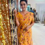 Gayathri Yuvraaj Instagram - With the new day comes new strength and new thoughts.”😍 #happymorning😊 Beautiful Floral Saree & blouse @acchoosfazhionpassion