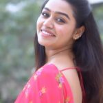Gayathri Yuvraaj Instagram - தென்றல் என்னை தீண்டினால் சேலை தீண்டும் ஞாபகம் சின்ன பூக்கள் பாா்க்கையில் தேகம் பாா்த்த ஞாபகம் வெள்ளி ஓடை பேசினால் சொன்ன வாா்த்தை ஞாபகம் மேகம் ரெண்டு சோ்கையில் மோகம் கொண்ட ஞாபகம்..❤️😍 @acchoosfazhionpassion
