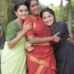 Gayathri Yuvraaj Instagram - Meet Meenakshi's daughters 🤩 #nimmapreethiyapaaru #mokshithapai #paaruzeekannada #shakthizeetamil