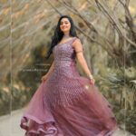 Gayathri Yuvraaj Instagram - 💜 Makeup & hair : @pratheebaparthiban Support : @jayasri_raahul_jr Photography : @the_red_photography_ Jewellery: @vivaham_jewellery Outfit : @ravikkai_selai Location : @sppgardens