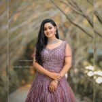 Gayathri Yuvraaj Instagram - 💜 Makeup & hair : @pratheebaparthiban Support : @jayasri_raahul_jr Photography : @the_red_photography_ Jewellery: @vivaham_jewellery Outfit : @ravikkai_selai Location : @sppgardens