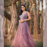Gayathri Yuvraaj Instagram - 💜 Makeup & hair : @pratheebaparthiban Support : @jayasri_raahul_jr Photography : @the_red_photography_ Jewellery: @vivaham_jewellery Outfit : @ravikkai_selai Location : @sppgardens