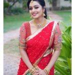 Gayathri Yuvraaj Instagram - ❤️ Mua @jaanumakeoverartistry Hairdo @vanitha_makeover Jewellery @littlefingers_bridal_jewellery Outfit @plush_boutique_jb Photography @sathish_sri_03 @sppgardens